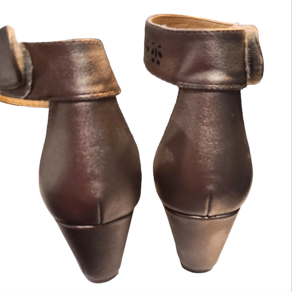 Brand New C Est 1946 Metalic Perforated Ankle Wrap Sandals size 9 - Picture 5 of 8